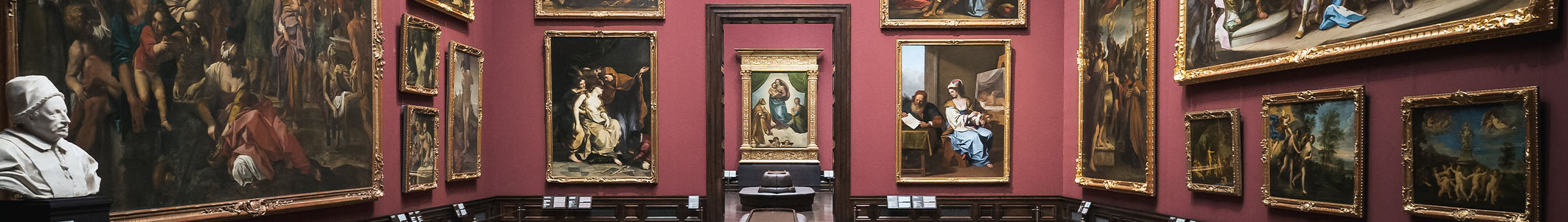La galerie de tableaux des Maîtres anciens avec vue sur la Madone Sixtine de Raphaël.