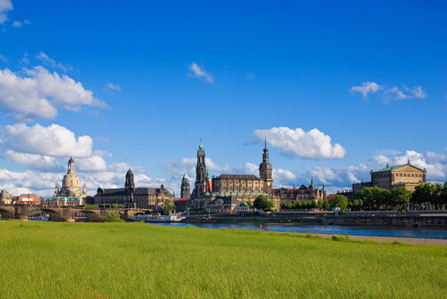 Blick auf die sommerliche Altstadt-Silhouette Dresdens