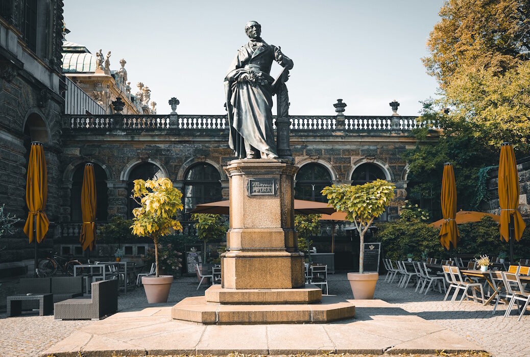 Carl-Maria-von-Weber-Denkmal am Theaterplatz in Dresden