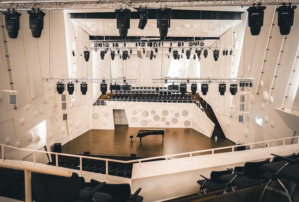 Großer Konzertsaal der Hochschule für Musik Dresden mit moderner Architektur