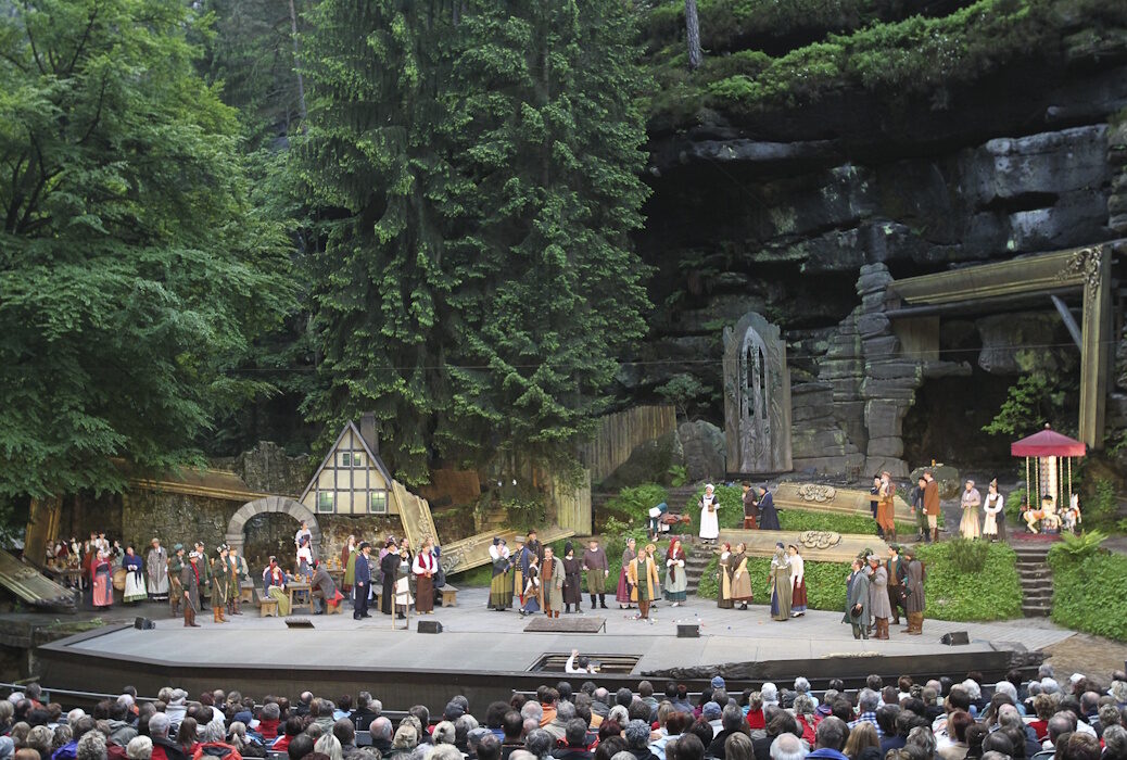 Szene aus der Oper „Der Freischütz“ auf der Felsenbühne Rathen