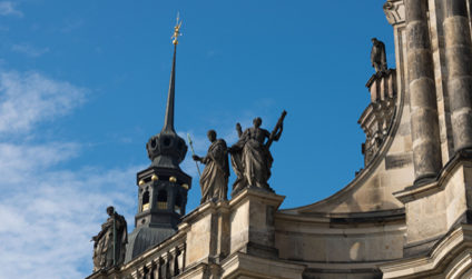 Detailaufnahme von Heiligenstatuen der Kathedrale vor schönstem, blauen Himmel.