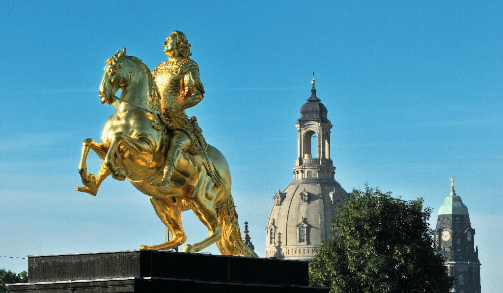 Goldener Reiter, im Hintergrund Frauenkirche und Rathausturm