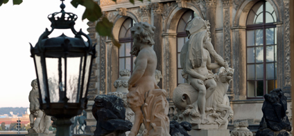 Detailaufnahme mehrerer Statuen und der Fensterbögen des Zwingers