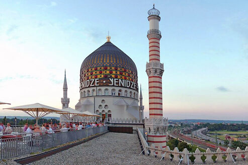 Blick auf die bunte Glaskuppel des orientalischen Bauwerks Yenidze