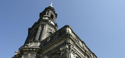 Detailaufnahme des Turms der Kreuzkirche von Unten