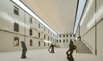 In der großen Eingangshalle der Gemäldegalerie Neue Meister mit Skulpturen.