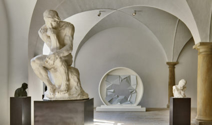 In der Skulpturensammlung, im Vordergrund steht die Detailaufnahme von Rodins "Der Denker".