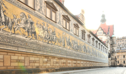 Der Fürstenzug, ein überlebensgroßes Bild eines Reiterzuges welches die einstigen Herrscher Sachsens darstellt
