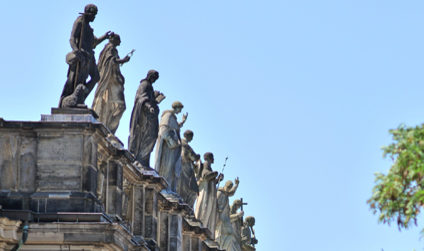 Detailaufnahme eines Teils der Mattielli-Statuen der Dresdner Hofkirche
