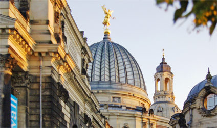 Detailaufnahme der Glaskuppel der Kunstakademie, dahinter die Kuppel der Frauenkirche.