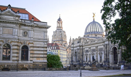 Blick auf die Kunstakademie und ihre Glaskuppel, im Hintergrund die Frauenkirche.