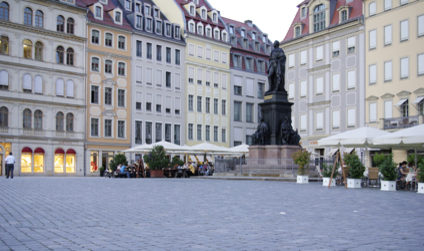 Blick auf das Martin-Luther-Denkmal und die Häuserfassaden auf dem Neumarkt am Abend.