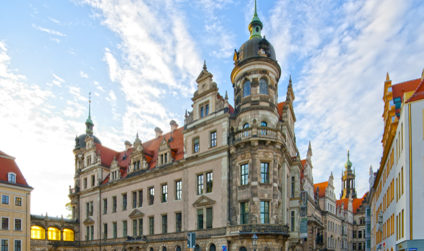Blick auf das Residenzschloss und die angrenzende Schlossstrasse in Dresden.