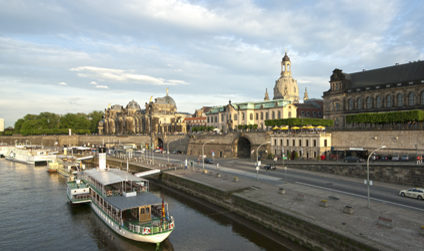 Blick auf das Terrassenufer mit Dampfschiffen, im Hintergrund die Frauenkirche und die Brühlsche Terasse