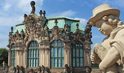 Detailaufnahme von Statuen und der aufwendigen Fassadengestaltung des Zwingers