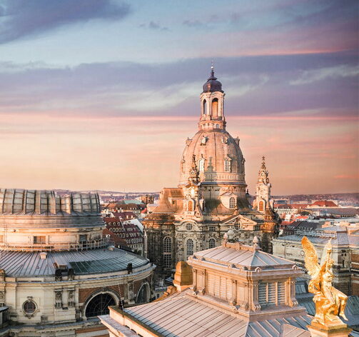 Blick über die Dächer Dresdens zur Frauenkirche