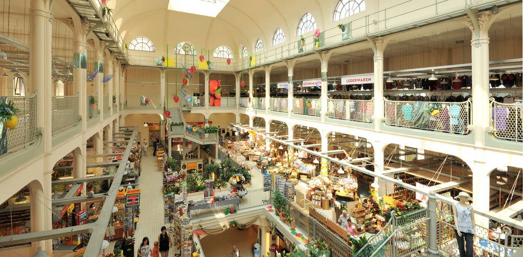 Blick in das Innere der Neustädter Markthalle und ihre Läden