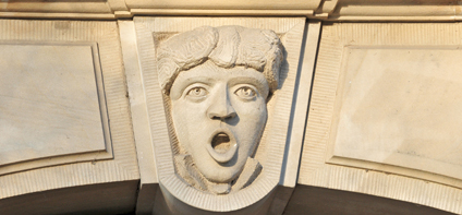 Detailaufnahme eines in Stein gemeißelten Gesichts im Barockviertel