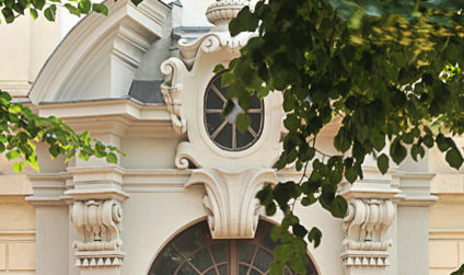 Detailaufnahme der Fassadenverzierung am Eingang der Dreikönigskirche