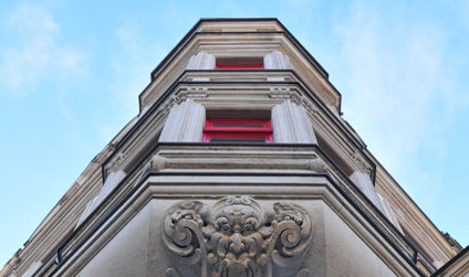 Detailaufnahme der Fassade eines Gebäudes im Barockviertel