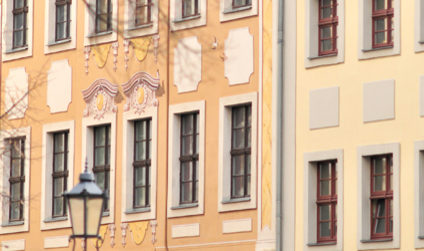 Detailaufnahme einer verzierten Hausfassade im Barockviertel