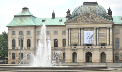 Fassadenfront des Japanischen Palais mit Springbrunnen im Vordergrund
