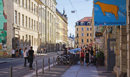 Spaziergänger auf der Görlitzer Straße; Eingang zur Kunsthofpassage