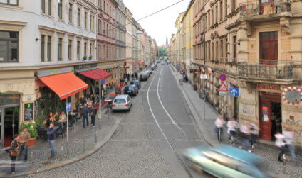 Blick in die Görlitzer Straße mit anliegenden Restaurants und Cafés, Äußere Neustadt.