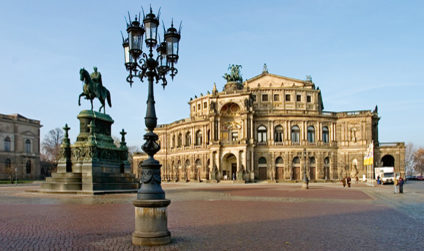 Blick auf die Semperoper und den menschenleeren Theatherplatz mit dem König Johann Denkmal am Morgen.