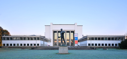 Frontansicht des Deutschen Hygiene-Museums, im Vordergrund die Kupferstatue 