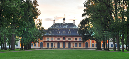 Blick auf den Schlosspark und das Schloss in Pillnitz im Sommer 