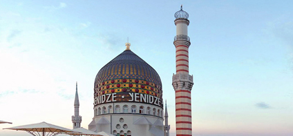 Blick auf die bunt leuchtende Glaskuppel der Yenidze