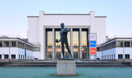 Frontansicht des Deutschen Hygiene-Museums, im Vordergrund die Kupferstatue "Ballwerfer"
