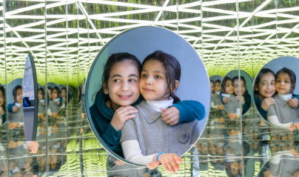 Zwei Kinder im Spiegelkabinett des Kinder-Museums im Deutschen Hygiene-Museum Dresden.