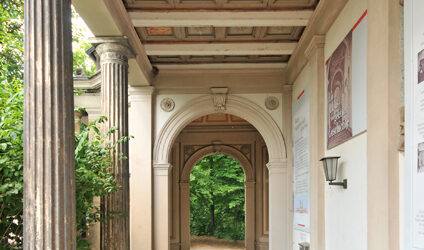 Detailaufnahme eines verzierten Torbogens des Lingnerschlosses