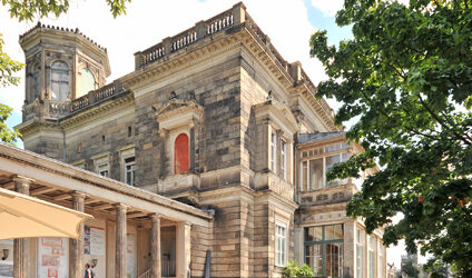 Seitansicht des Lingnerschlosses