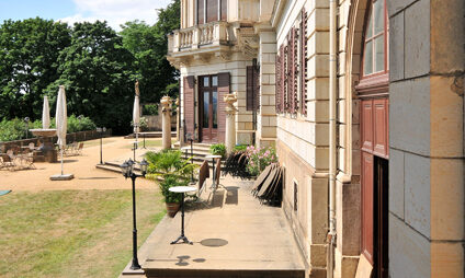 Blick in die Gartenanlage des Schloss Albrechtsberg im Sommer