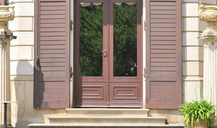 Detailansicht einer dunkelroten Terassentür des Schloss Albrechtsberg