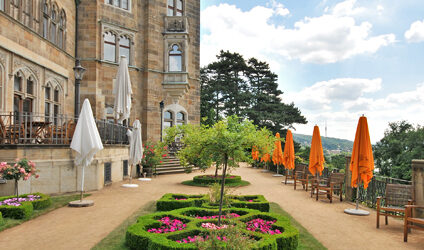 Blick auf die Restaurant- und Café-Anlage im Außenbereich des Schloss Eckberg