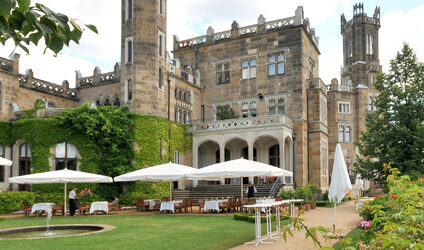 Blick auf Schloss Eckberg sowie den Restaurantbereich in der Parkanlage