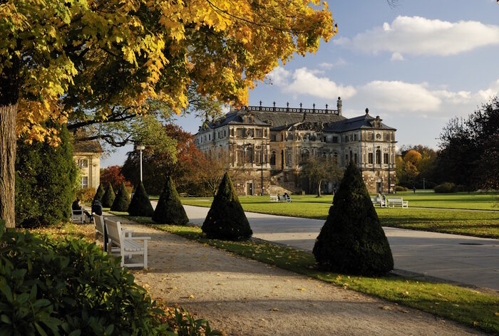Das Palais im Großen Garten in der Frühlingszeit. Oben und rechts am Bildrand blühen die ersten Bäume.