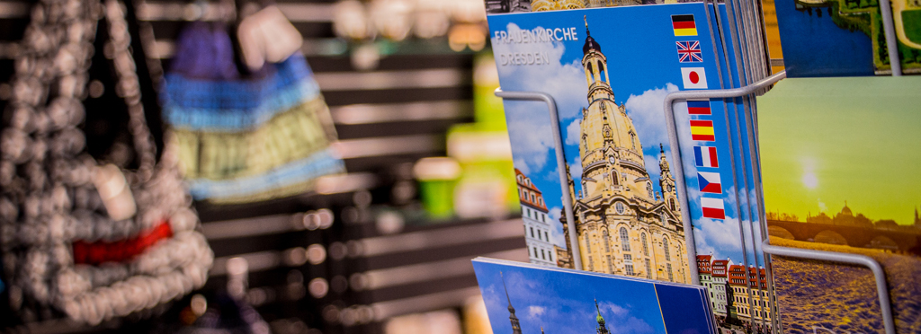 Souvenirs, Postkarten, Taschen und mehr in der Dresden Information im Hauptbahnhof © Christian Borrmann