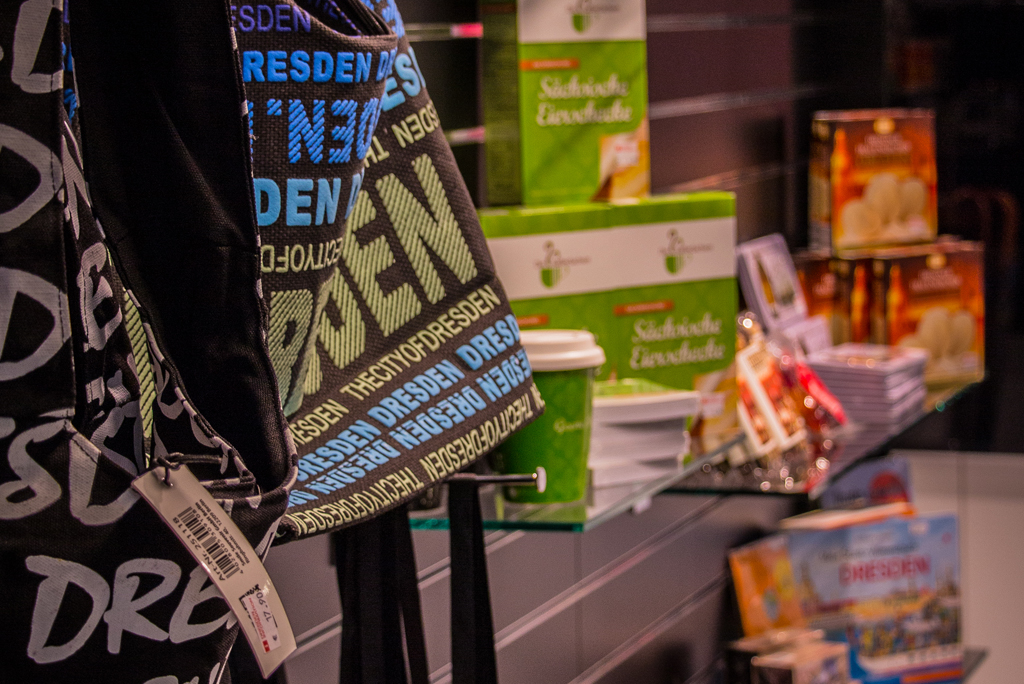 Souvenirs, Postkarten, Taschen und mehr in der Dresden Information im Hauptbahnhof © Christian Borrmann