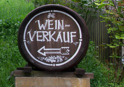 Holzfassboden mit weißer Aufschrift "Weinverkauf"
