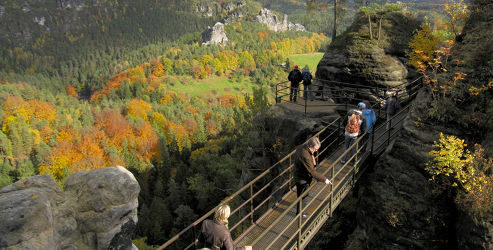 Wanderung durch die Sächsische Schweiz mit Blick auf die atemberaubende Natur-Kulisse