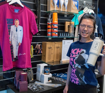 Merchandising Artikel zur Kaiser Mania in der Dresden Information