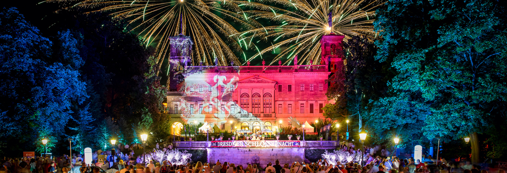 Feuerwerk über dem bunt beleuchteten Schloss Albrechtsberg anlässlich der Dresdner Schlössernacht