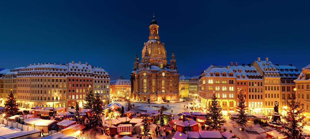 Advent at Neumarkt - the traditional Christmas market around the Frauenkirche on a snowy evening