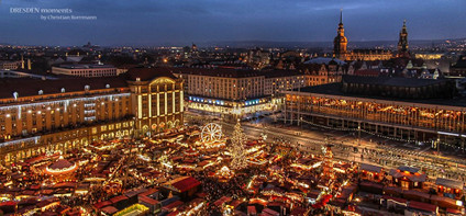 Blick über den Weihnachtsmarkt am Abend